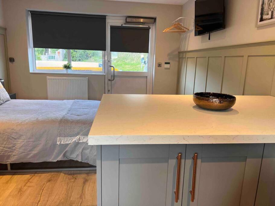 Seaview 1 Bed Open Condo - Free Parking Brighton Exterior photo